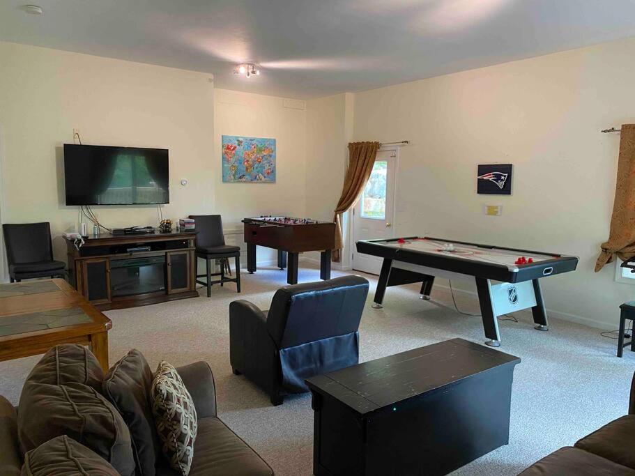 Fun & Fabulous Getaway Villa Gilford Bagian luar foto